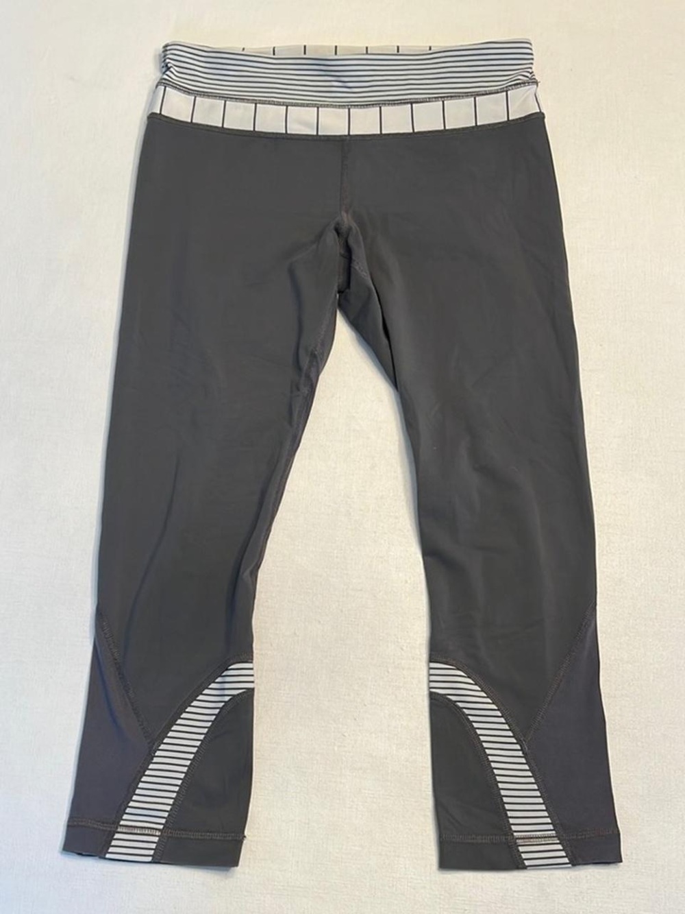 🍋Lululemon athletica Charcoal Capri Inspire Crop Leggings - Picture 4 of 11